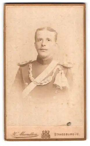 Fotografie K. Maendlen, Strassburg i/E., Portrait junger Offizier, Epauletten, Schärpe & Kordel an der Uniform