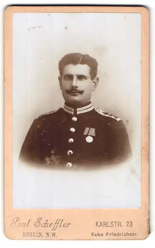 Fotografie Paul Scheffler, Berlin, Karlstr. 23, Portrait Gardesoldat mit Orden an der Uniform