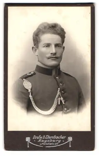 Fotografie Drabe & Sternbacher, Augsburg, Morellstr. 27, Portrait Gardesoldat mit Schützenschnur