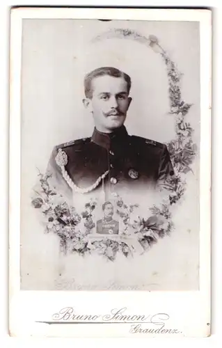 Fotografie Bruno Simon, Graudenz, Lindenstr. 38, Portrait Soldat mit Orden und Schützenschnur, Schulterstück Regt. 141