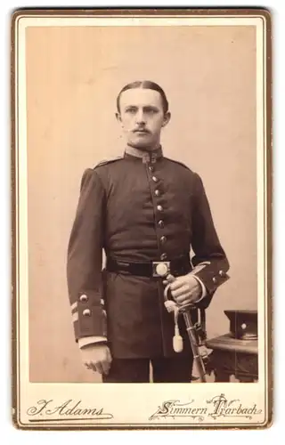 Fotografie J. Adams, Simmern, Portrait Unteroffizier in Ausgehuniform, Degen mit Portepee