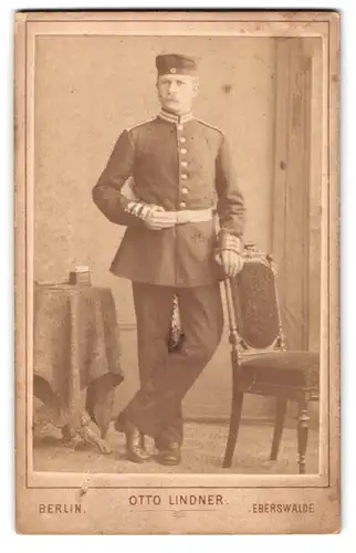 Fotografie Otto Lindner, Berlin, Königstrasse 31, Portrait eines Soldaten der Garde