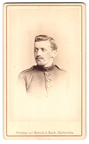 Fotografie Schulz & Suck, Karlsruhe, Langestrasse 227, Portrait Soldat, Einjährig Freiwilliger, Schulterstück Regt. 4