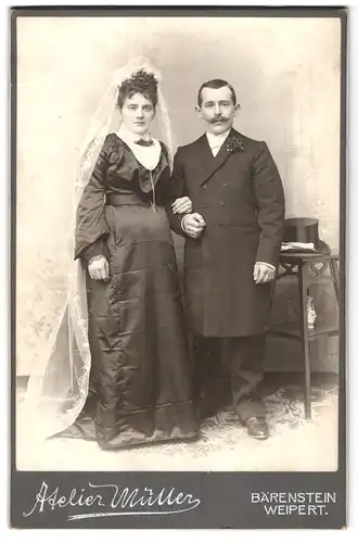 Fotografie Atelier Müller, Bärenstein, Portrait Ehepaar bei Hochzeitsfoto, schwangere Braut im schwarzen Kleid, Zylinder