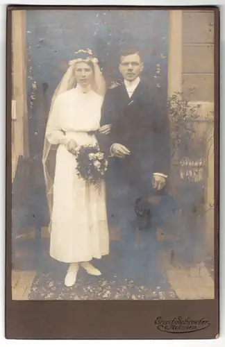 Fotografie Ernst Schröfer, Meissen, Portrait Eheleute beim Hochzeitsfoto, Bräutigam mit Zylinder, Braut im weissen Kleid