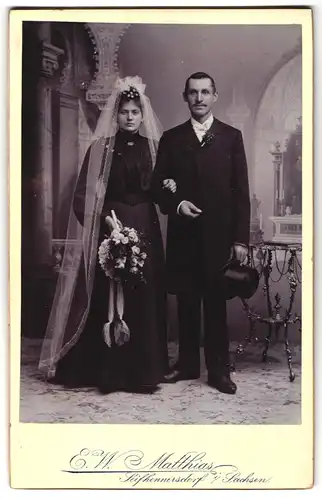 Fotografie E. W. Matthias, Seifhennersdorf i. Sachsen, Ehepaar im schwarzen Kleid beim Hochzeitsfoto mit Zylinder