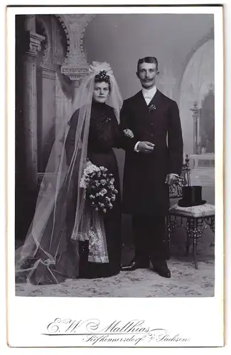 Fotografie E. W. Matthias, Seifhennersdorf i. Sachsen, Portrait Hochzeitsfoto im schwarzen Kleid mit Zylinder