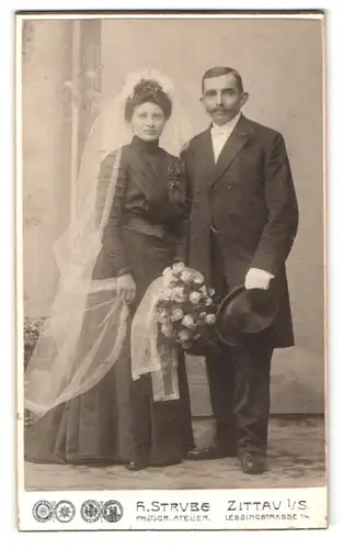 Fotografie H. Strube, Zittau i. S., Lessingstr. 14, Portrait Ehepaar im schwarzen Kleid mit Zylinder