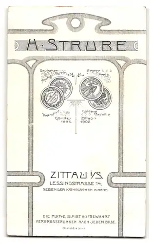 Fotografie H. Strube, Zittau i. S., Lessingstr. 14, Portrait Ehepaar im schwarzen Kleid mit Zylinder