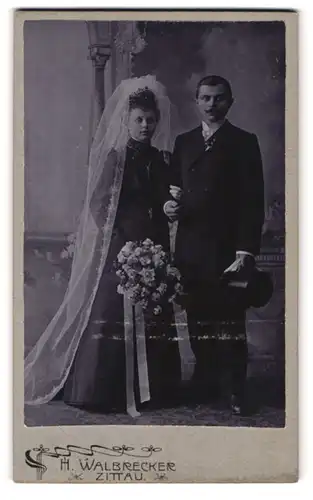 Fotografie H. Walbrecker, Zittau, Theodor Körner Allee, Hochzeitsfoto im schwarzen Kleid mit Zylinder