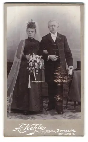 Fotografie A. Wehle, Zittau i. S., Hospitalstr. 2, Portrait älteres Ehepaar im schwarzen Kleid mit Schleier