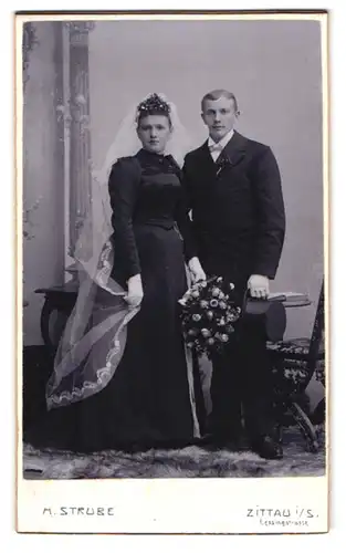 Fotografie H. Strube, Zittau i. S., Lessingstr., Portrait junges Ehepaar beim Hochzeitsfoto im schwarzen Kleid, Zylinder