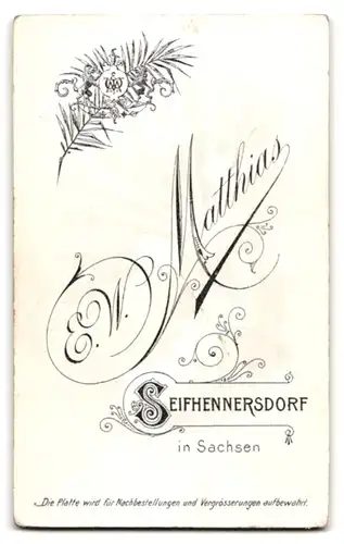 Fotografie E. W. Matthias, Seifhennersdorf, Ehepaar im schwarzen Kleid mit Schleier und Zylinder