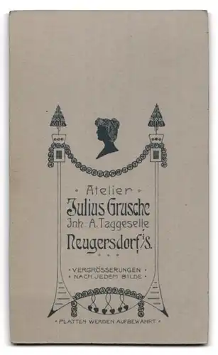 Fotografie Julius Grusche, Neugersdorf i. S., Portrait junges Ehepaar im schwarzen Kleid mit Schleier und Zylinder