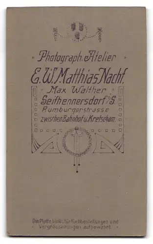 Fotografie E. W. Matthias, Seifhennersdorf i. S., Rumburgerstr., älteres Ehepaar im schwarzen Kleid mit Zylinder