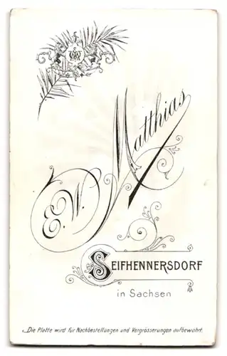 Fotografie E. W. Matthias, Seifhennersdorf, junges Ehepaar im schwarzen Kleid mit Schleier und Zylinder