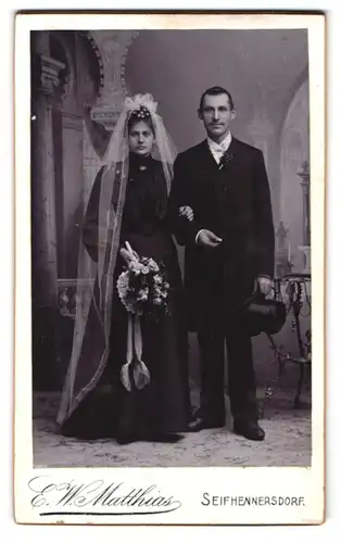 Fotografie E. W. Matthias, Seifhennersdorf, Portrait Eheleute beim Hochzeitsfoto im schwarzen Kleid und Zylinder