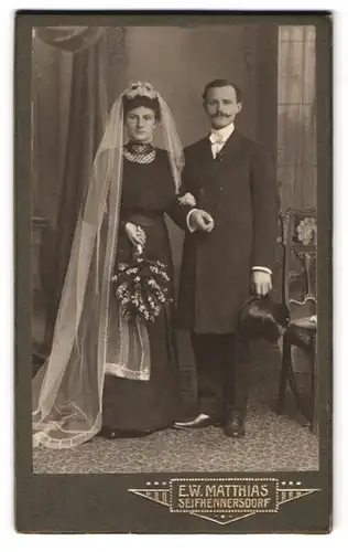 Fotografie E. W: Matthias, Seifhennersdorf, Portrait Hochzeitsfoto im schwarzen Kleid mit Zylinder und Schleier