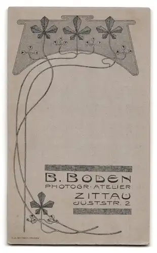 Fotografie B. Boden, Zittau i. S., Juststr. 2, Portrait Hochzeitsfoto im schwarzen Kleid mit Schleier und Zylinder