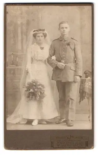 Fotografie Julius Grusche, Neugersdorf i. S., Portrait Soldat in Uniform mit Braut im weissen Kleid, Kriegshochzeit