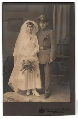 Fotografie K. Müller, Memmingen, vor dem Ulmer Tor, Portrait Soldat in Feldgrau Uniform mit Braut, Kriegshochzeit