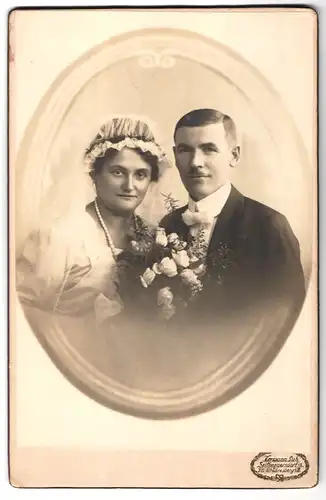 Fotografie Hermann Luh, Seifhennersdorf i. S., Portrait Eheleute beim Hochzeitsfoto im weissen Kleid