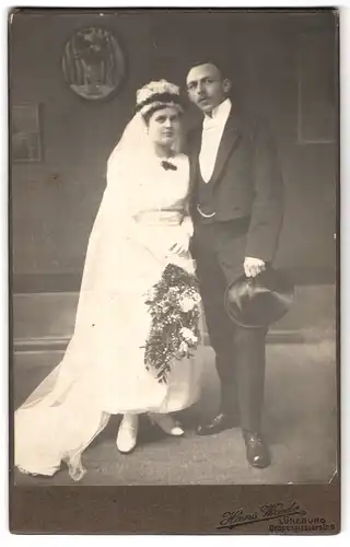 Fotografie Hans Wrede, Lüneburg, Grapengiesserstr. 9, Portrait Hochzeitsfoto im weissen Kleid mit Schleier und Zylinder