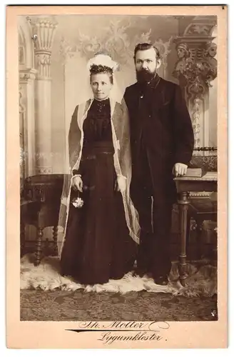 Fotografie Th. Moller, Lygumkloster, Hochzeitsfoto im schwarzen Kleid mit weissem Schleier