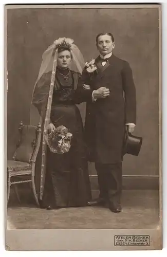 Fotografie Atelier Becker, Essen, Einhornstr. 3, Portrait Eheleute beim Hochzeitsfoto im schwarzen Kleid mit Schleier