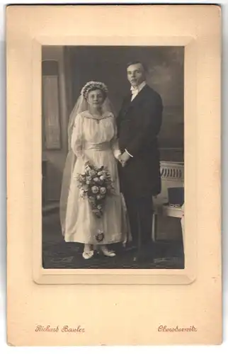 Fotografie Richard Bassler, Oberoderwitz, Portrait Hochzeitsfoto im weissen Kleid mit Schleier und Zylinder