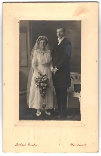 Fotografie Richard Bassler, Oberoderwitz, Portrait Eheleute beim Hochzeitsfoto im weissen Kleid, Zylinder