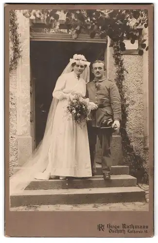 Fotografie Hugo Rathmann, Oschatz, Lutherstr. 16, Uffz. in Uniform mit Pickelhaube, Kriegshochzeit