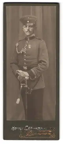 Fotografie Otto Kühn, Chemnitz i. S., Planitzstr. 99, Portrait Uffz. in Uniform mit Eisernem Kreuz und Schützenschnur