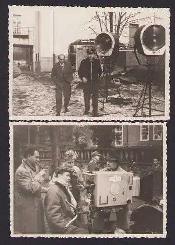 2 Fotografien Filmteam mit Kamera bei Filmaufnahmen, Schauspieler in Uniform der Wehrmacht