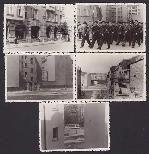 5 Fotografien unbekannter Fotograf, Ansicht Berlin, 1. Mai Kampfgruppe 1958, Truppe in Uniform mit Fahnenträger