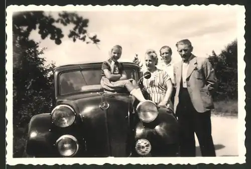 Fotografie Auto Mercedes Benz W23 Heckmotorwagen, Familie posiert am PKW