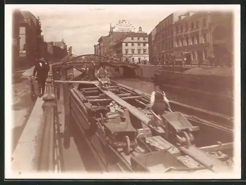 Fotografie unbekannter Fotograf, Ansicht Berlin, Kahn liegt in der Friedrichsgracht