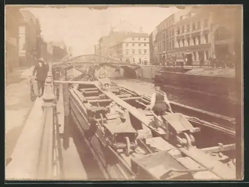 Fotografie unbekannter Fotograf, Ansicht Berlin, Friedrichsgracht, Arbeiter mit Schubkarre auf einem Kahn