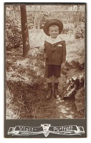 Fotografie Visit-Portrait, Ort unbekannt, Portrait kleiner Junge im Matrosenanzug