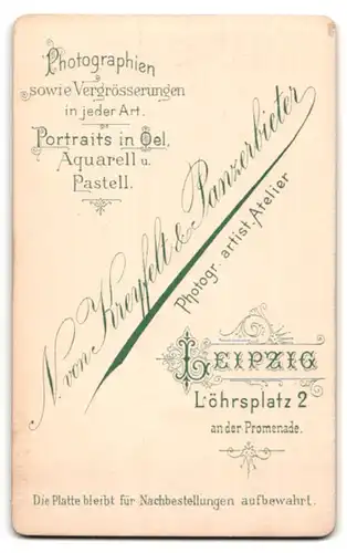 Fotografie N. von Kreyfelt & Panzerbeiter, Leipzig, Löhrsplatz 2, Portrait süsses Kleinkind in hübscher Kleidung