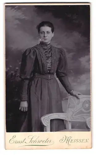Fotografie Ernst Schroeter, Meissen, Portrait junge Dame im hübschen Kleid