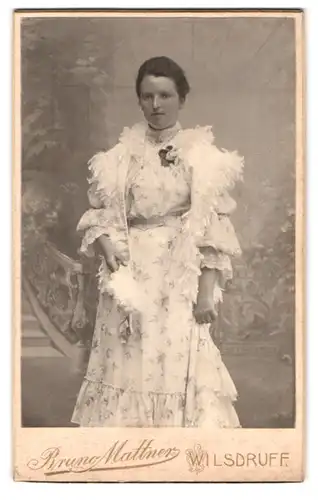 Fotografie Bruno Mattner, Wilsdruff, Meissner Strasse 43, Portrait junge Dame im hübschen Kleid