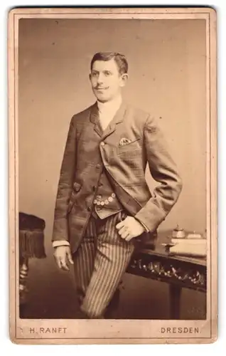 Fotografie H. Ranft, Dresden, Marien-Strasse 12, Portrait junger Mann in modischer Kleidung