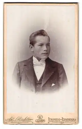 Fotografie Adolph Richter, Leipzig-Lindenau, Merseburger-Strasse 61, Portrait junger Mann im Anzug mit Fliege