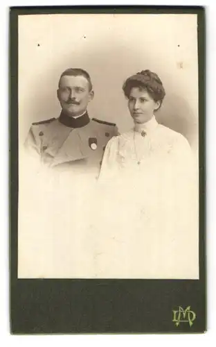 Fotografie Max Damm, Bad Harzburg, Herz. Wilhelm-Strasse 73, Portrait Soldat in Uniform mit Frau