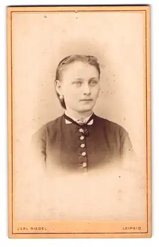 Fotografie Carl Riedel, Leipzig, Rosenthal-Gasse 5, Portrait junge Dame in hübscher Kleidung