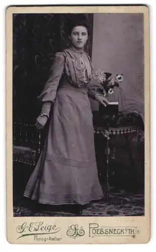 Fotografie G. E. Seige, Poessneck i /Th., Portrait junge Dame im modischen Kleid mit Buch