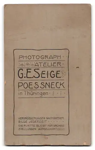 Fotografie G. E. Seige, Poessneck in Thüringen, Portrait junge Dame im schwarzen Kleid mit Buch