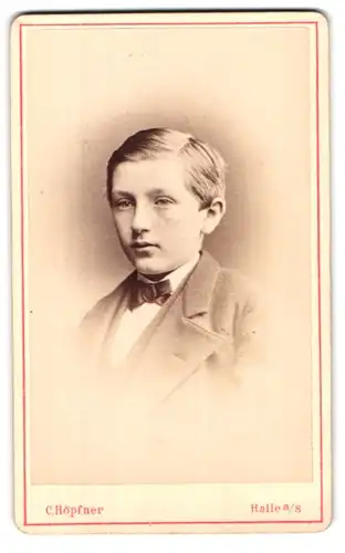 Fotografie C. Höpfner, Halle a /S., Alter Markt 1, Portrait junger Mann in modischer Kleidung