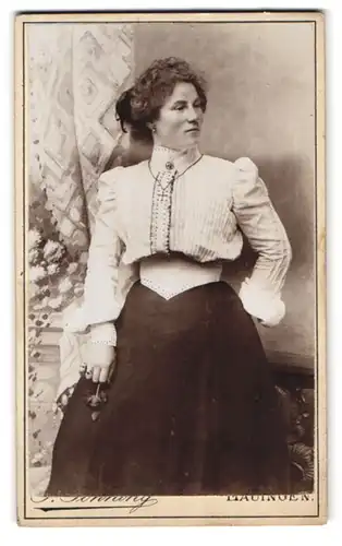 Fotografie S. Sönning, Lauingen, Gartenstrasse 8, Portrait junge Dame in hübscher Bluse mit Kreuzkette